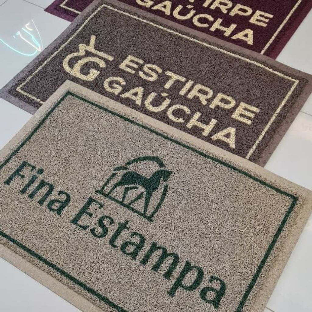 Tapetes personalizados para lojas e comércios produzidos pela Studio dos Tapetes